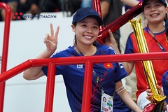 Hot girl cầu lông Nguyễn Thùy Linh đi xem bóng rổ SEA Games 32: "Nhạc rất hay, rất phiêu"