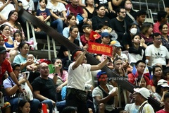 CĐV bóng chuyền Việt Nam phủ khán đài, tạo không khí sôi động trận gặp Philippines