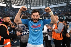 Kvaratskhelia kế thừa danh hiệu cầu thủ xuất sắc nhất Serie A của Leao