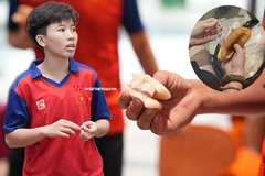 Đội tuyển bóng chuyền Việt Nam "cứu đói" bằng bữa ăn dã chiến quen thuộc