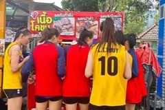 CĐV Thái Lan bắt gặp tuyển bóng chuyền nữ Việt Nam tận hưởng ẩm thực đường phố