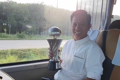 U23 Việt Nam nhận thưởng bạc tỷ, HLV Hoàng Anh Tuấn ‘khoe” cúp vô địch