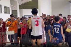 CĐV Thái Lan động viên tuyển bóng chuyền nữ Việt Nam sau trận thua Nhật Bản