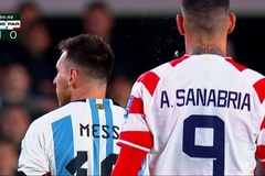Messi bị cầu thủ Paraguay nhổ nước bọt trong trận đấu