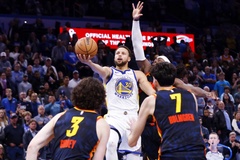 Stephen Curry ghi điểm game-winner, Golden State Warriors thắng trận trong tranh cãi