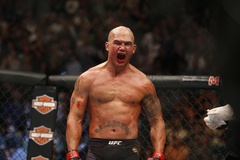 Phản ứng lạnh người của nhà cựu vô địch khi xe chở võ sĩ UFC bị tấn công