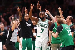 Brown và Tatum thay nhau "clutch", Celtics trừng phạt sai lầm của Pacers để dẫn trước tại CK miền Đông