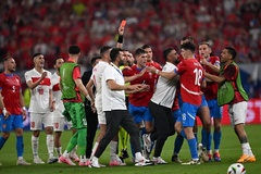 CH Séc - Thổ Nhĩ Kỳ: Cầu thủ xô xát trong sân, CĐV đánh nhau ngoài sân khiến cảnh sát vào cuộc