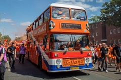 Chiếc xe bus 44 tuổi dẫn đầu cuộc hành quân của hàng vạn CĐV Hà Lan tới Bán kết EURO