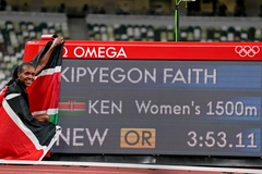 Faith Kipyegon đi vào lịch sử điền kinh Olympic 1 năm sau khi tranh tài cùng Nguyễn Thị Oanh