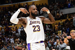 LeBron James có triple-double, Anthony Davis ném game-winner giúp Lakers nối dài mạch bất bại