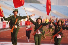 Viettel Marathon Hà Nội - Việt Nam 2024 rực rỡ với những trang phục cosplay ấn tượng