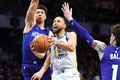 Stephen Curry lật cổ chân vẫn đưa Golden State Warriors đến top-6 miền Tây