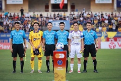 Bi hài trọng tài V.League: Quên cả luật, HLV ngán ngẩm