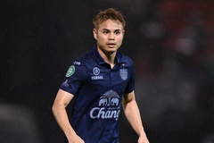 “Vua cùi chỏ” Theerathon đá xấu Quang Hải, may mắn thoát thẻ đỏ