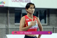 Trần Thị Nhi Yến nhận thưởng nóng cho tấm HCĐ 100m nữ Vô địch điền kinh châu Á