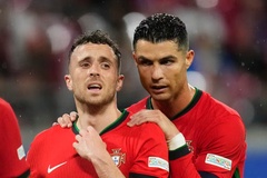 Cristiano Ronaldo bàng hoàng trước cái chết của Diogo Jota