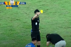 HLV Kim Sang Sik chắp tay lạy trọng tài, trợ lý Indonesia nhận thẻ đỏ vì “chơi bẩn”