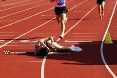 Á quân SEA Games Bùi Thị Ngân đổ máu trên đường chạy chung kết 800m nữ quốc gia