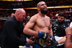 Khamzat Chimaev đè bẹp Dricus Du Plessis lên ngôi vô địch UFC
