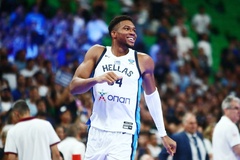 Vào sân 15 phút ghi 25 điểm, Giannis Antetokounmpo oanh tạc tuyển Latvia tiền EuroBasket 2025