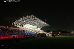 Sân Hà Tĩnh gặp sự cố chiếu sáng sau cơn bão số 5, trận đấu gián đoạn