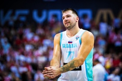 Luka Doncic chào sân FIBA EuroBasket 2025 bằng… lỗi kỹ thuật và thất bại dù ghi 34 điểm
