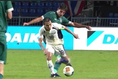 Phẫn nộ “Messi Thái” bị cầu thủ Iraq triệt hạ thô bạo bằng đòn Muay Thái