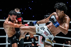 Võ sĩ kickboxing lăn lộn đau đớn vì pha đá hạ bộ kinh hoàng