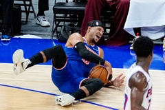 Chuyện lạ ở trận giao hữu đầu tiên của NBA 2025-26: Cầu thủ vừa chấn thương, vừa bị đuổi