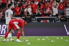 Hình ảnh xấu xí của CĐV Indonesia khiến AFC có thể vào cuộc
