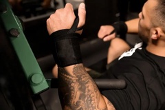 Trang bị bảo vệ khớp cổ tay và đầu gối - Chìa khóa giúp người chơi cầu lông tránh xa chấn thương