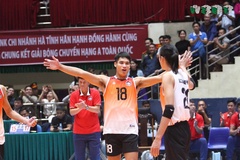 Bóng chuyền nam Hà Tĩnh nhận thưởng nóng sau khi vào chung kết giải hạng A