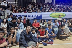 “Vỡ sân” bóng chuyền ở Hà Tĩnh: Khán giả chen kín, ngồi tràn đường pitch