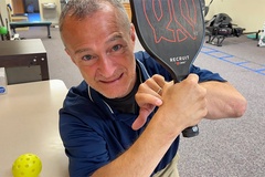 Cổ tay bị đau khi chơi pickleball? Nguyên nhân và cách hồi phục