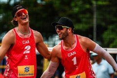 Schachter & Pickett có chiến thắng đầu tiên, Capogrosso tiếp tục bất bại tại bảng K Giải bóng chuyền bãi biển nam FIVB