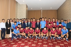 Đại sứ quán Việt Nam tại Lào thăm và động viên đội tuyển Việt Nam