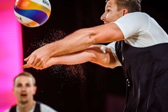 8 tấm vé tứ tứ kết của Giải vô địch bóng chuyền bãi biển nam FIVB tại Adelaide đã có chủ