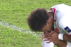 Khoảnh khắc run người: Xuân Son hôn nơi từng gãy chân, đánh dấu sự hồi sinh