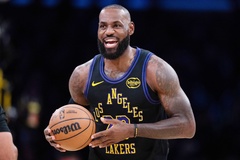 So sánh ngày ra mắt của LeBron James: Tuổi 18 bùng nổ và tuổi 40 đóng vai trò "nhạc trưởng"