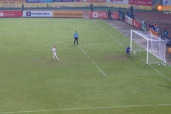 Trọng tài Lê Vũ Linh “khổ sở” ở trận CAHN vs Thể Công Viettel