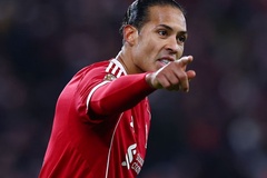 Van Dijk quát mắng đồng đội, Liverpool càng thêm... loạn