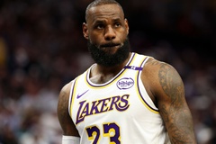 Mất DeAndre Ayton, Lakers cần LeBron James tái hiện vai trò trung phong như năm 2021?