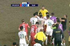 Lại “nóng” ở trận CAHN vs Bắc Kinh Quốc An: Cầu thủ Trung Quốc nhận thẻ đỏ vì chơi xấu