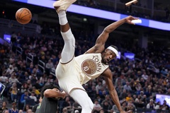 Warriors nín thở: Jimmy Butler dính chấn thương ngay khi Stephen Curry vắng mặt