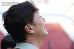 Biểu cảm thú vị của HLV Ha Hyeok Jun khi cầu thủ U22 Lào và U22 Việt Nam phải hát quốc ca “chay”