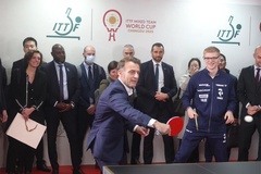 Tổng thống Pháp gặp gỡ tuyển bóng bàn Trung Quốc và Pháp dự ITTF Mixed Team World Cup tại Thành Đô