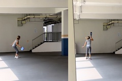 Người phụ nữ luyện tập pickleball một mình gây tranh cãi dữ dội trên MXH