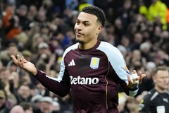Cú đúp của Rogers giúp Aston Villa đánh bại MU và thu hẹp khoảng cách với Arsenal