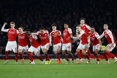 "Tội đồ" đá phản lưới nhà và sút hỏng penalty giúp Arsenal vào bán kết Cúp Liên đoàn